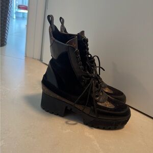 Stylish Black and Brown Women's Boots